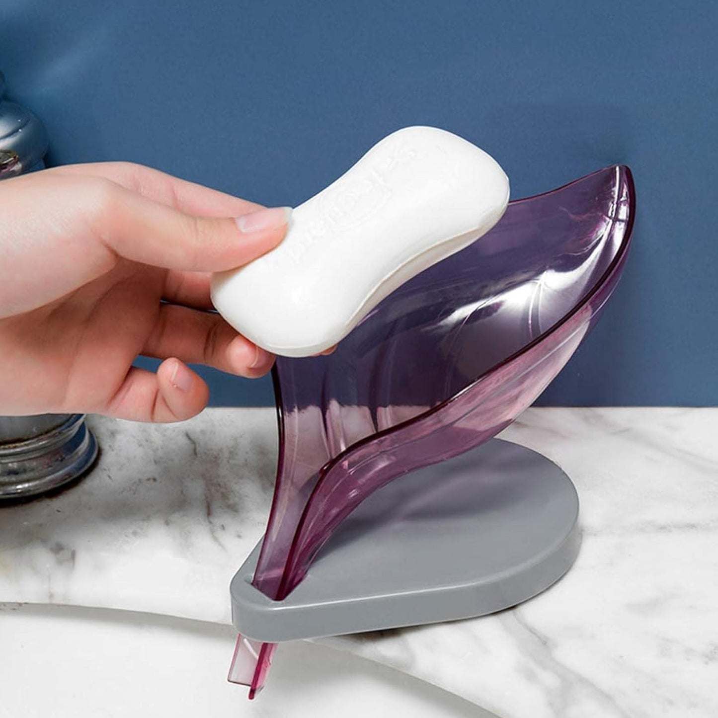 Wukusy leaf-shaped soap tray with self-draining design, suction cup, suitable for bathroom and kitchen soap storage.