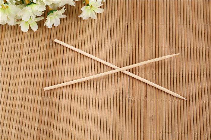Wukusy bamboo BBQ skewers, 30cm long, ideal for shish kebabs, fruit, and meat grilling at outdoor parties.