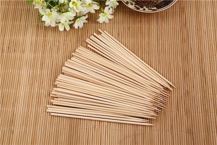 Wukusy natural bamboo wooden skewers for barbeque and grilling, ideal for outdoor cooking and grilling in the home kitchen.