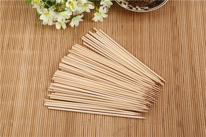 Wukusy natural bamboo wooden skewers for barbeque and grilling, ideal for outdoor cooking and grilling in the home kitchen.