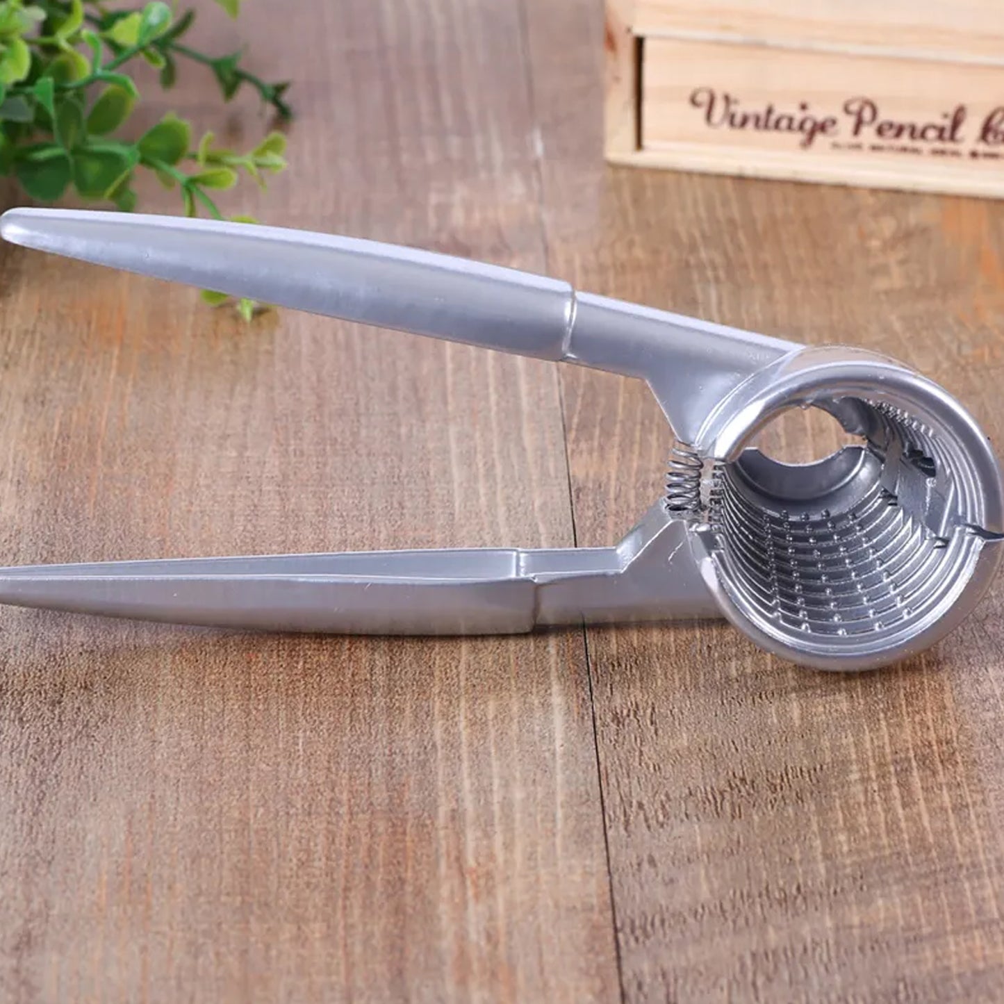 Wukusy walnut cracker and nut cutter made of stainless alloy, portable clamp for cracking walnuts, pecans, almonds, and Brazil nuts.