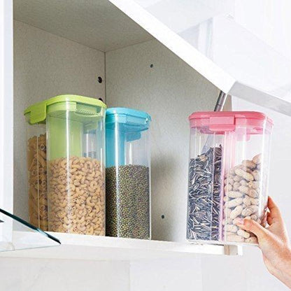 Wukusy plastic food storage container with two sections, transparent and airtight, ideal for grains and cereals, 2 liters capacity.