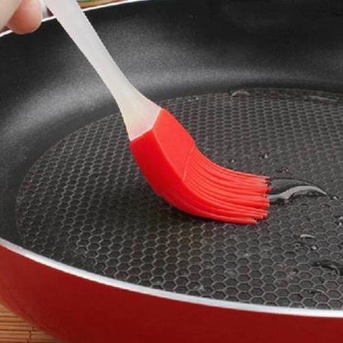 Wukusy 2170 spatula and pastry brush set for cake decoration, with silicone tips for smooth icing and precise pastry work.