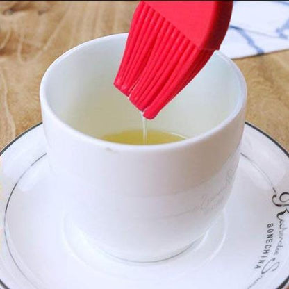 Wukusy 2170 spatula and pastry brush set for cake decoration, with sturdy handles and silicone heads for smooth frosting and precise detailing.