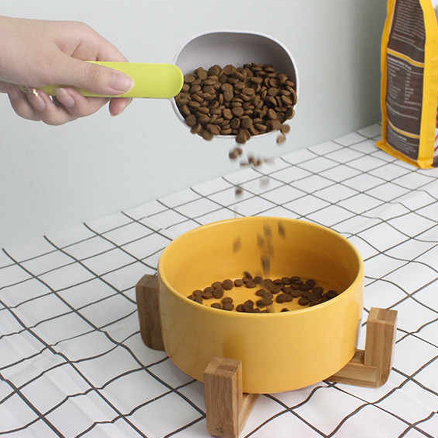Wukusy pet food shovel with handle clip, made of durable ABS food-grade materials, designed for easy pet food scooping.