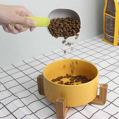 Wukusy pet food shovel with handle clip, made of durable ABS food-grade materials, designed for easy pet food scooping.