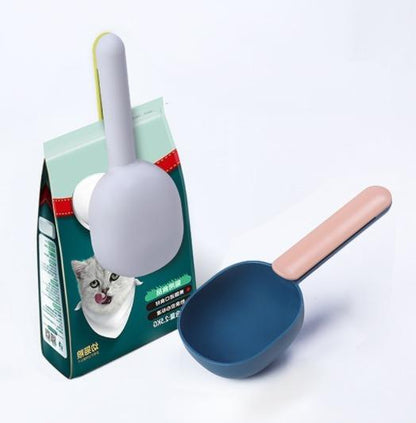 Wukusy pet food shovel with handle clip, made of durable ABS food-grade materials for easy pet food scooping.