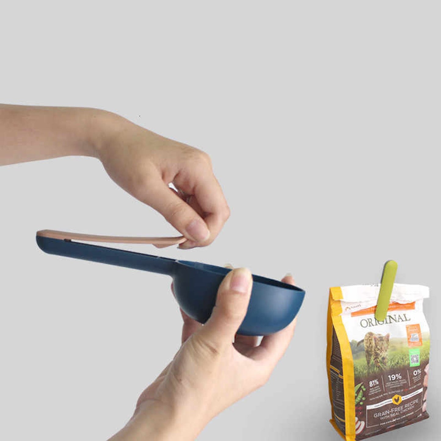 Wukusy pet food shovel with handle clip, made of durable ABS food-grade materials for home and kitchen use.