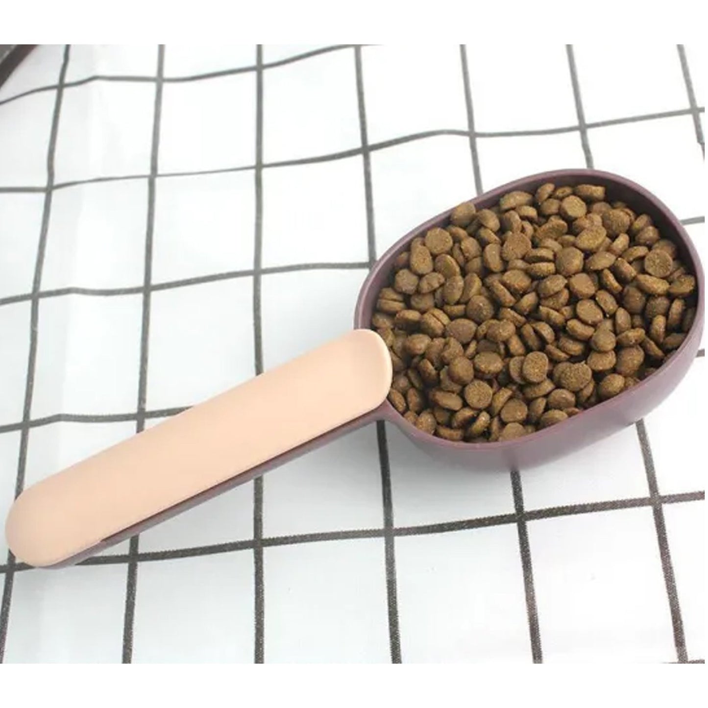 Wukusy pet food shovel with handle clip, made of ABS food-grade materials, designed for easy pet food scooping and serving.