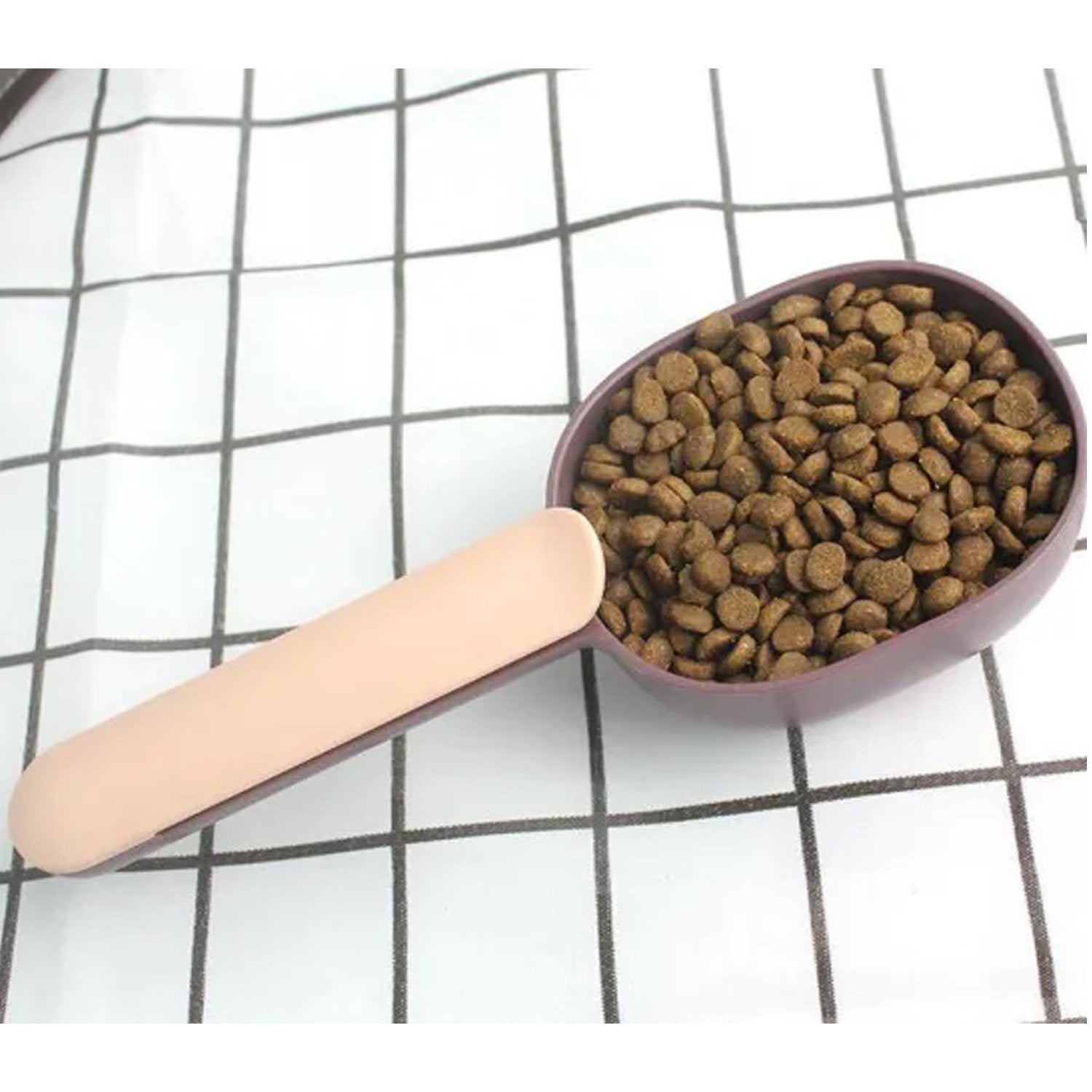 Wukusy pet food shovel with handle clip, made of ABS food-grade materials, designed for easy pet food scooping and serving.