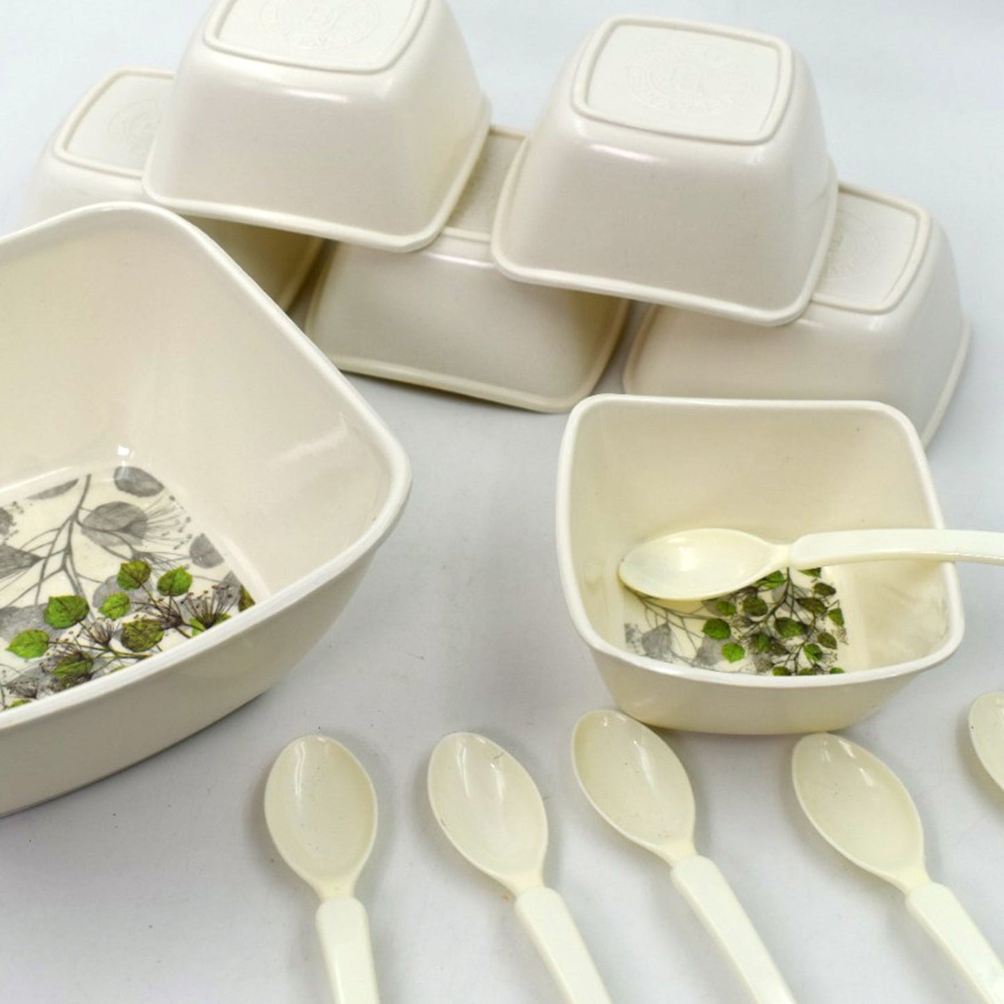 Wukusy 13-piece pudding set used as cutlery for serving food and desserts in household or official settings.