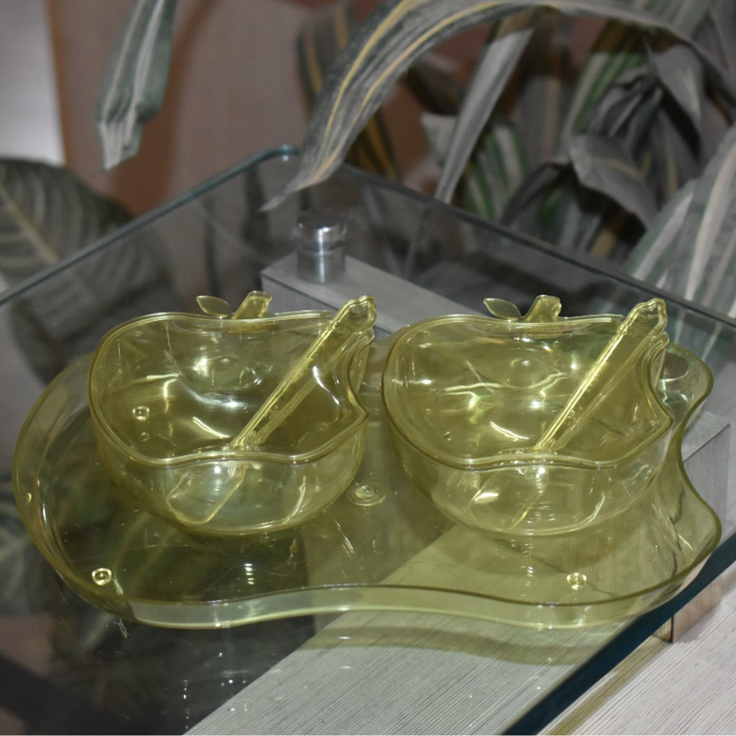 Wukusy apple-shaped tray bowl for serving snacks and food, made of ceramic, with a vibrant red apple design.