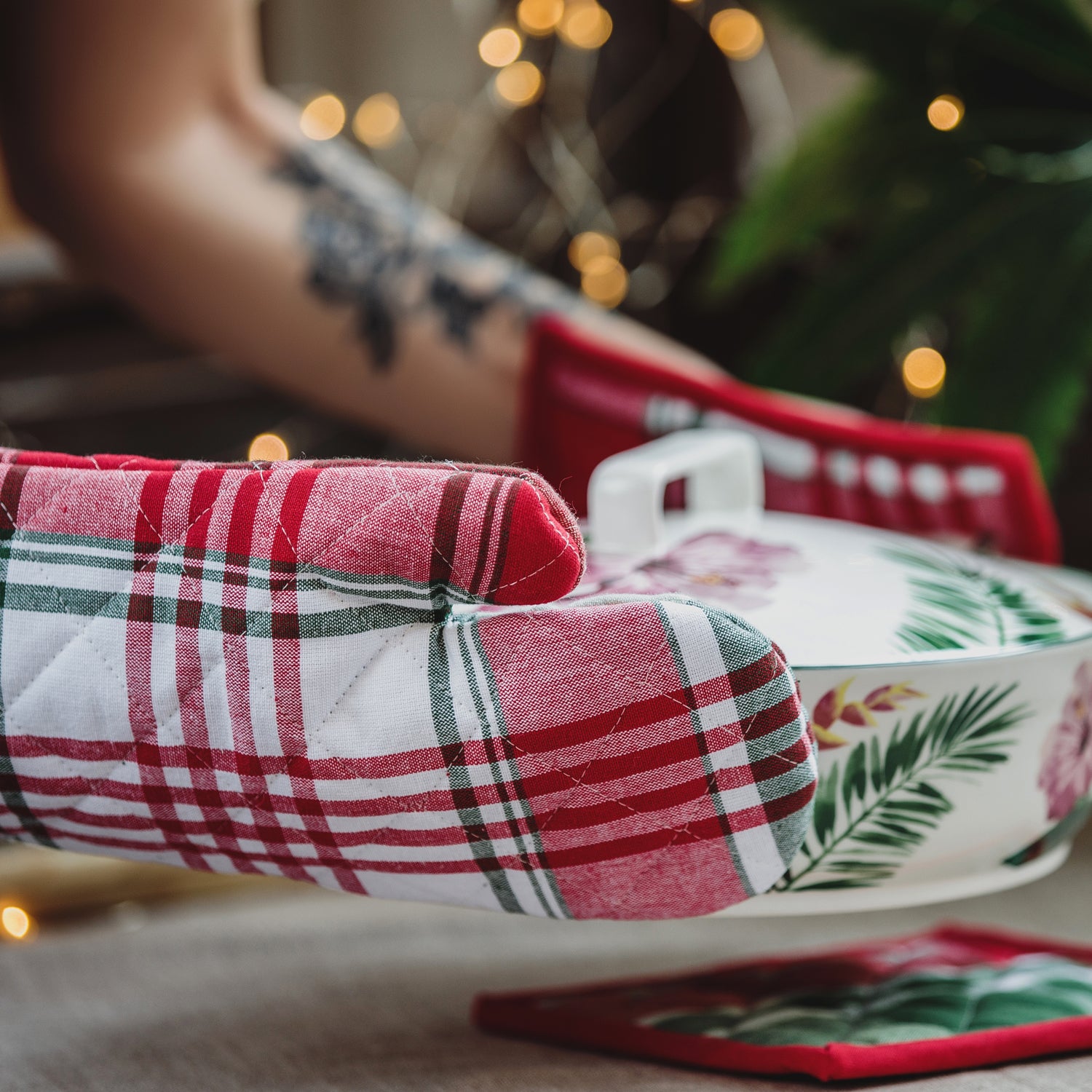 Wukusy professional cotton oven mitt gloves for kitchen, heat-resistant, designed for safe handling of hot cookware and bakeware.