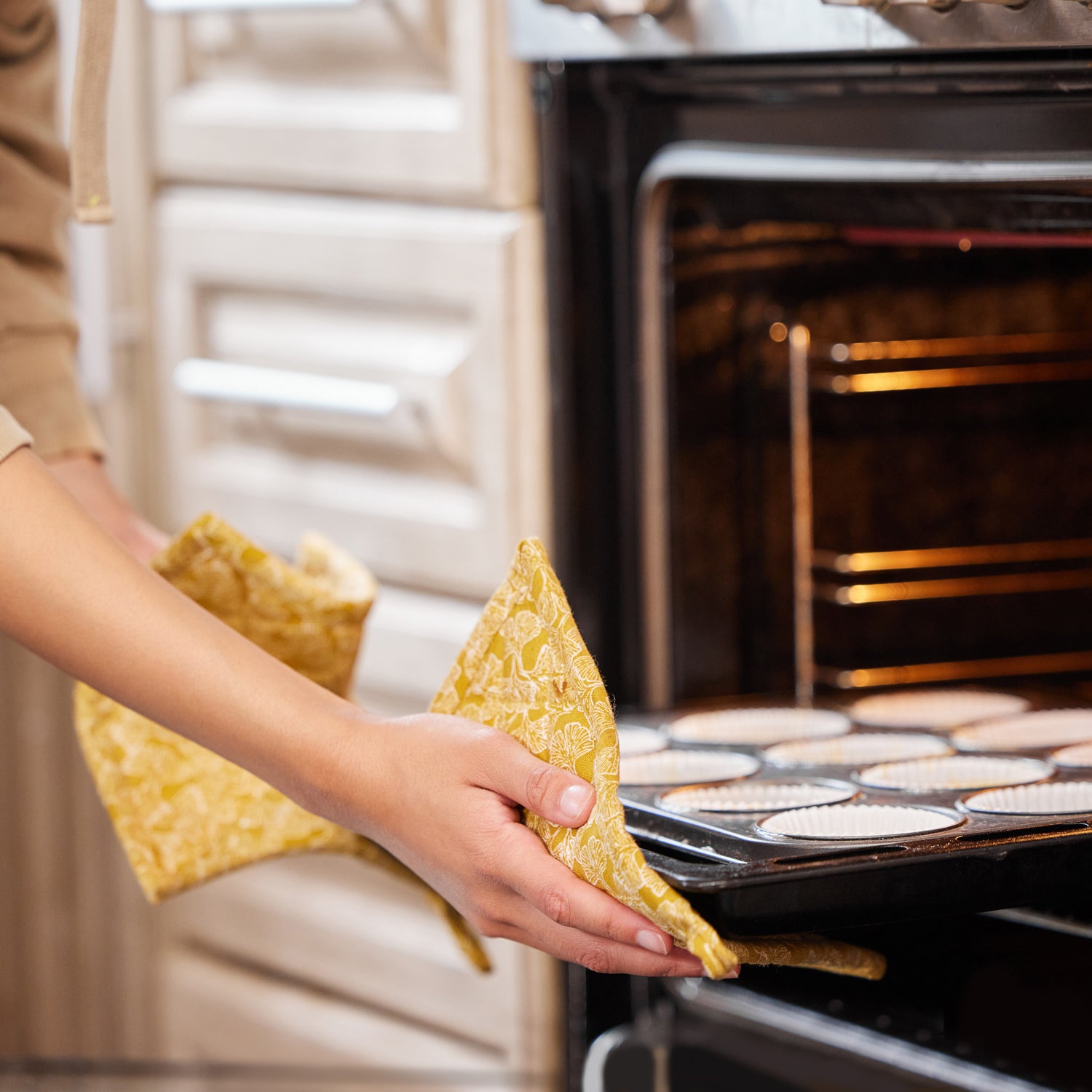 Wukusy professional cotton oven mitt gloves for kitchen, heat-resistant and padded for safe handling of hot cookware.