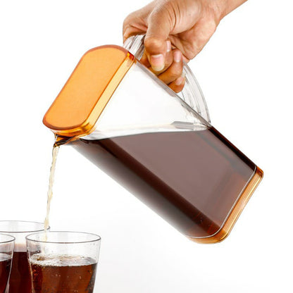 Wukusy 2000ml square water and juice jug for home kitchen, made of clear plastic, with a sturdy handle and spout for pouring.