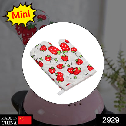 Multicoloured oven mitt and pot holder set from Wukusy, stylish heat-resistant kitchen accessories for cooking and baking.