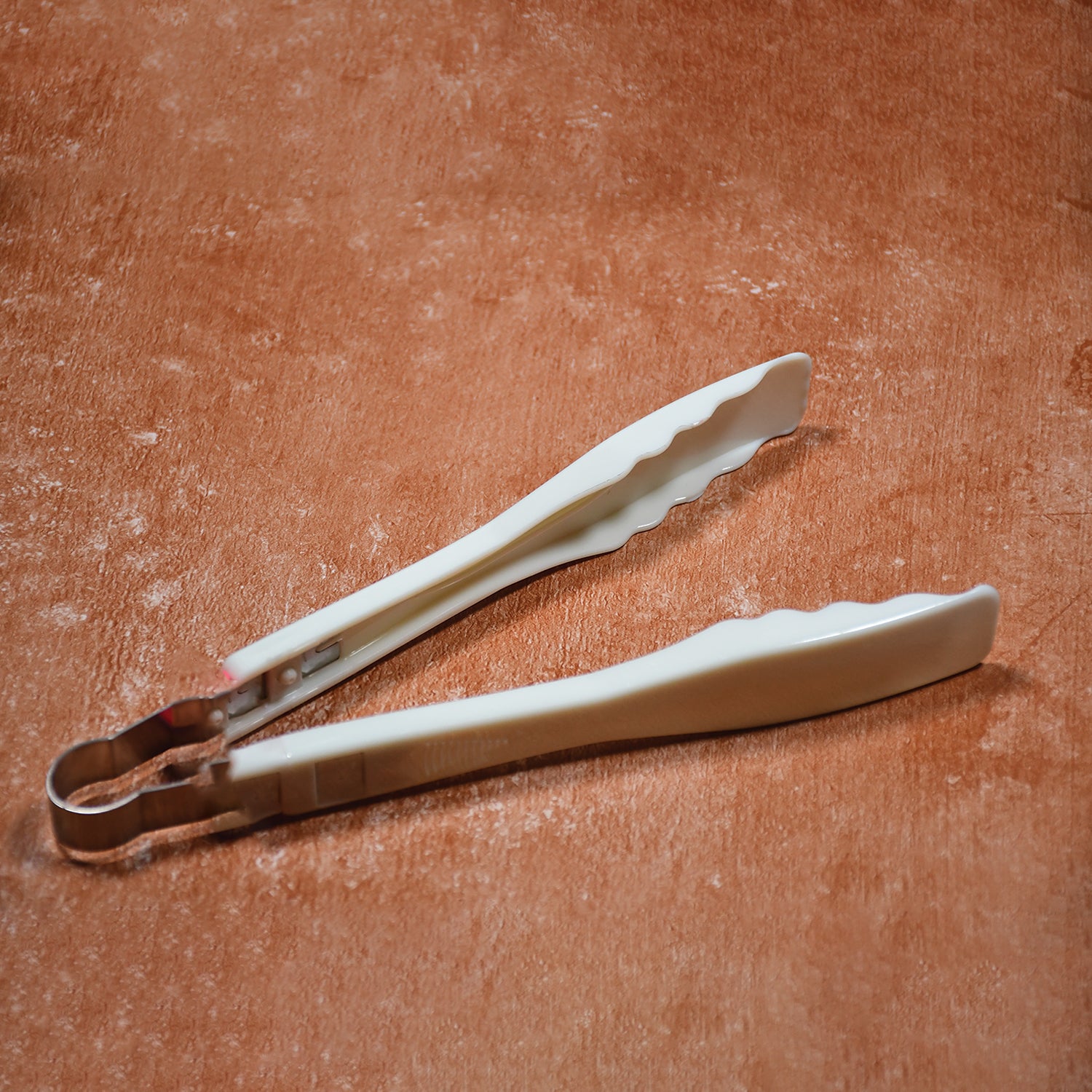 Wukusy plastic handle bread clamps and kitchen tongs, versatile cooking tongs for grilling, baking, and serving bread or food.