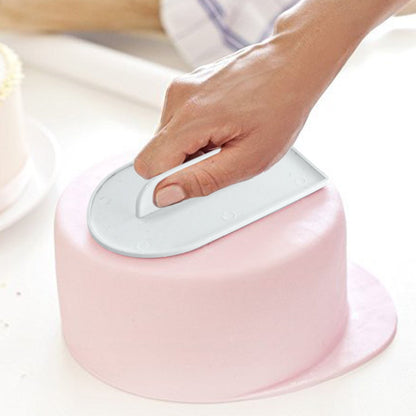 Wukusy plastic cake decorating and icing smoother for pastries and baked goods, ideal for home baking and pastry finishing.