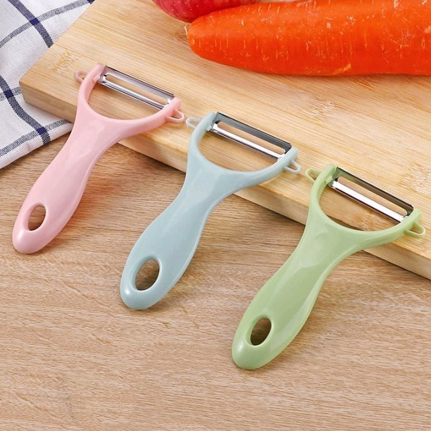 Green plastic kitchen peeler and stainless steel 3-piece knife set by Wukusy for home and kitchen use.