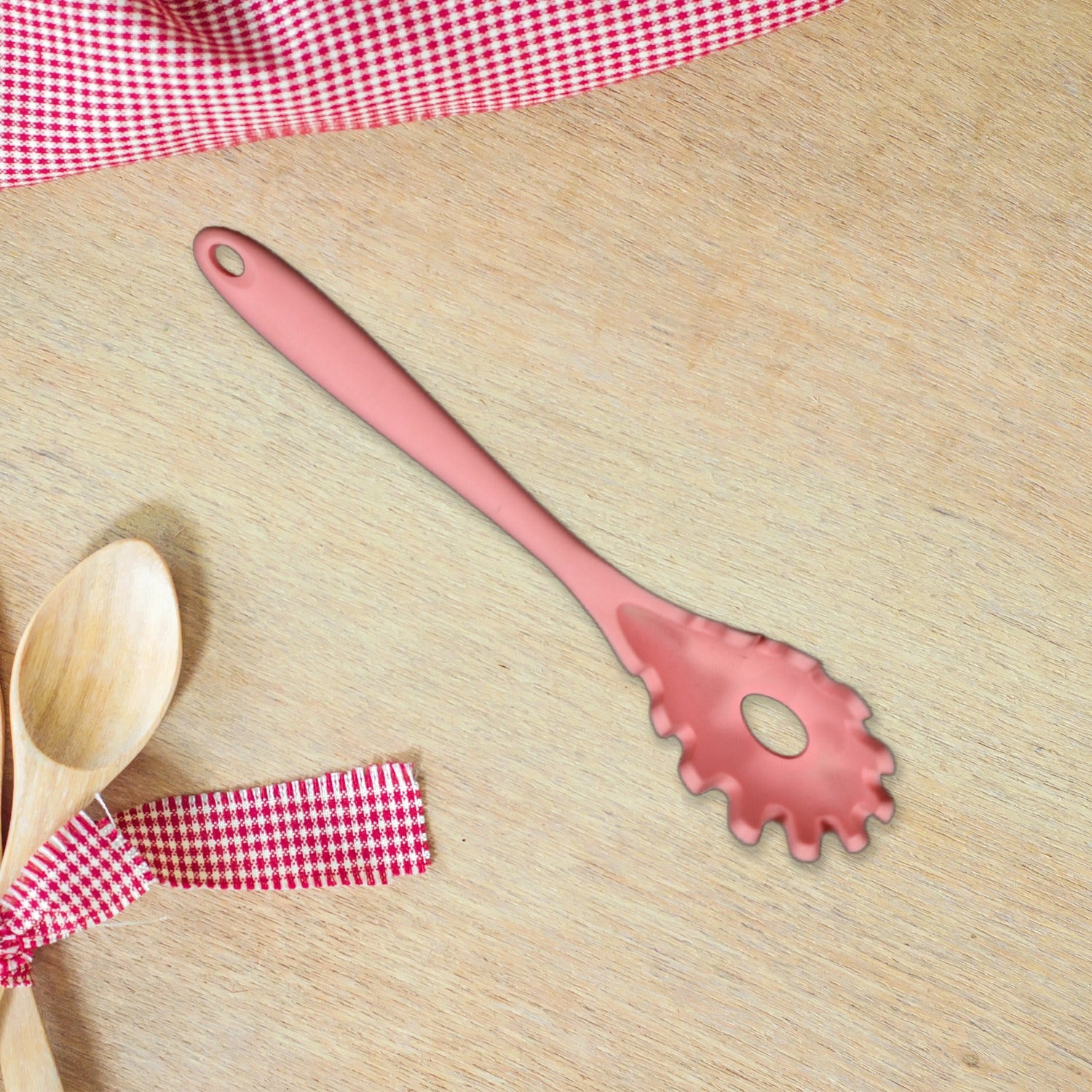 Wukusy silicone pasta fork with ergonomic handle, high-temperature resistant, non-slip, perfect for straining spaghetti in the kitchen.