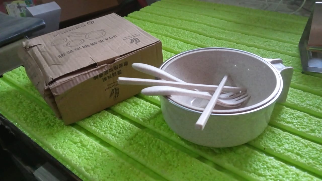 Wukusy 6-piece rice bowl set with lids, handle, wheat straw material, including fork, chopsticks, and spoon for soup and salads.