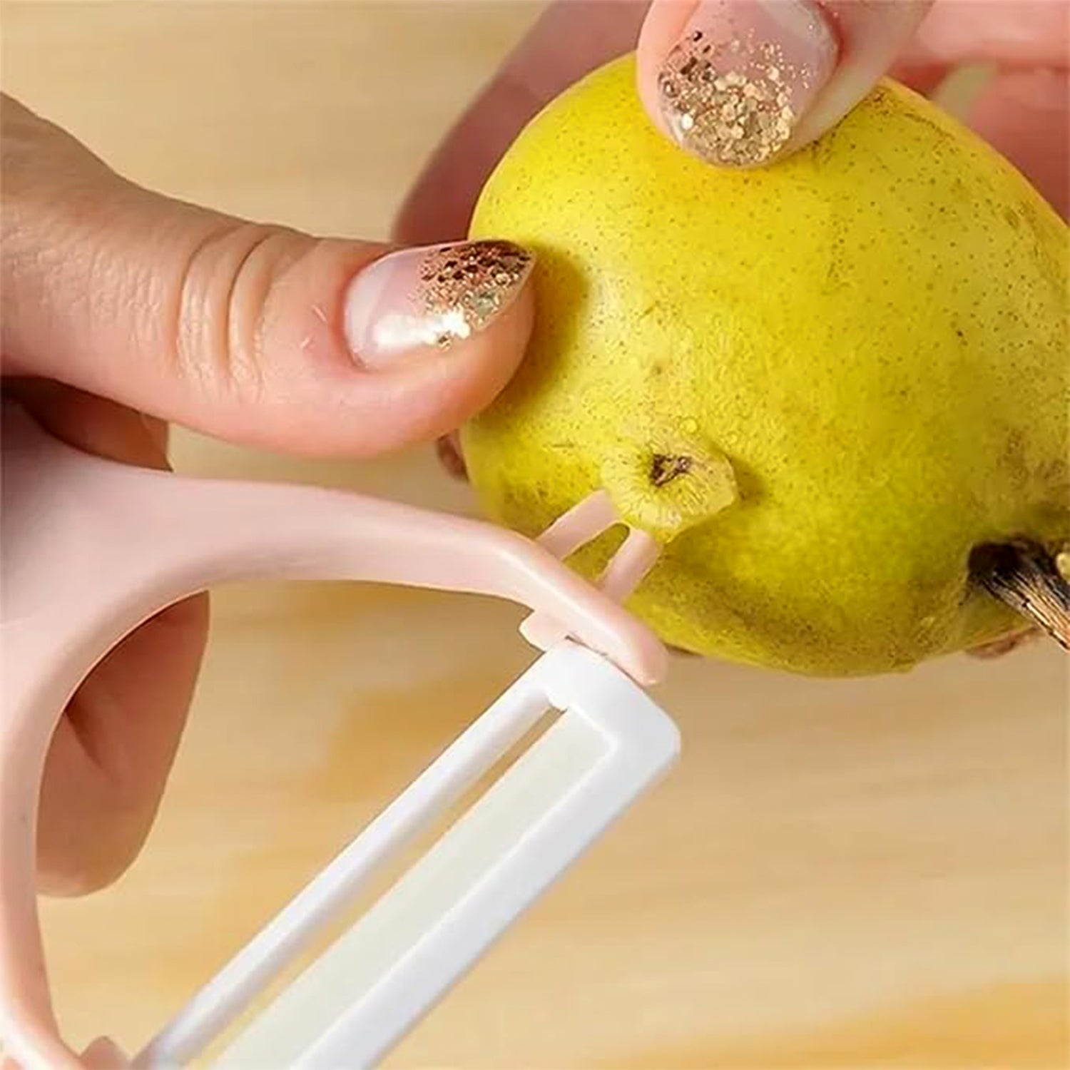 Wukusy stainless steel blade peeler for professional and household kitchens, showing the versatile hand-held kitchen peeler.