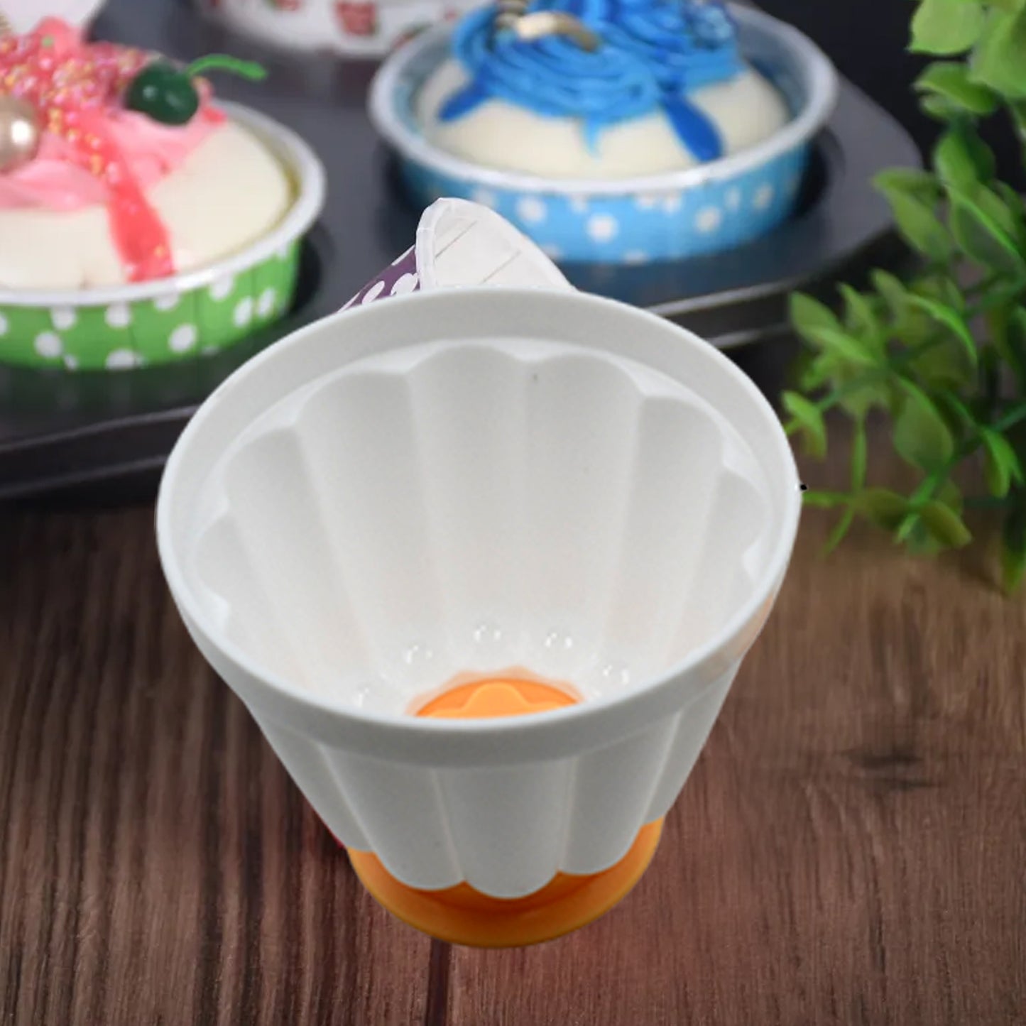 Set of four Wukusy pudding molds for custard, jelly, and ice cream, with lids, ideal for home kitchen dessert preparation.
