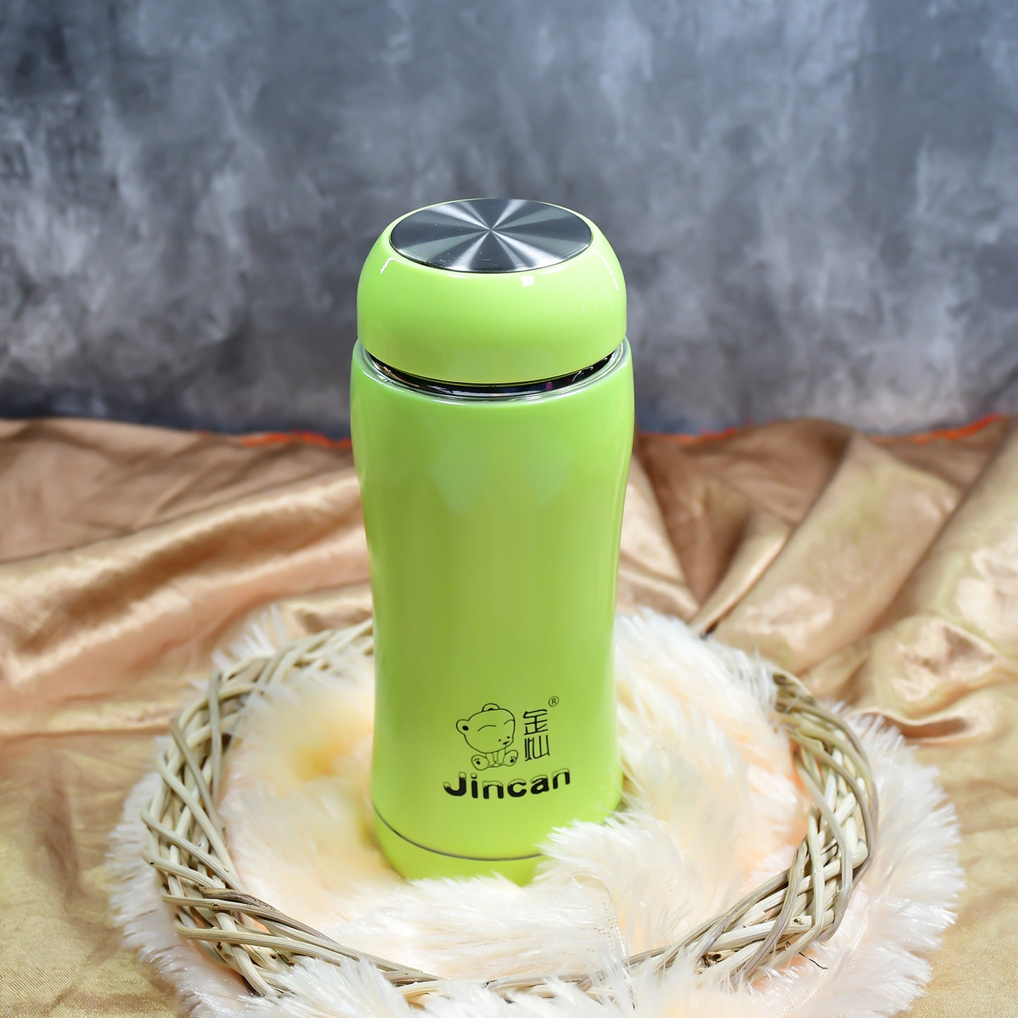Stainless steel mix bottle from Wukusy, ideal for storing water and beverages, in a sleek, durable design for home and kitchen use.