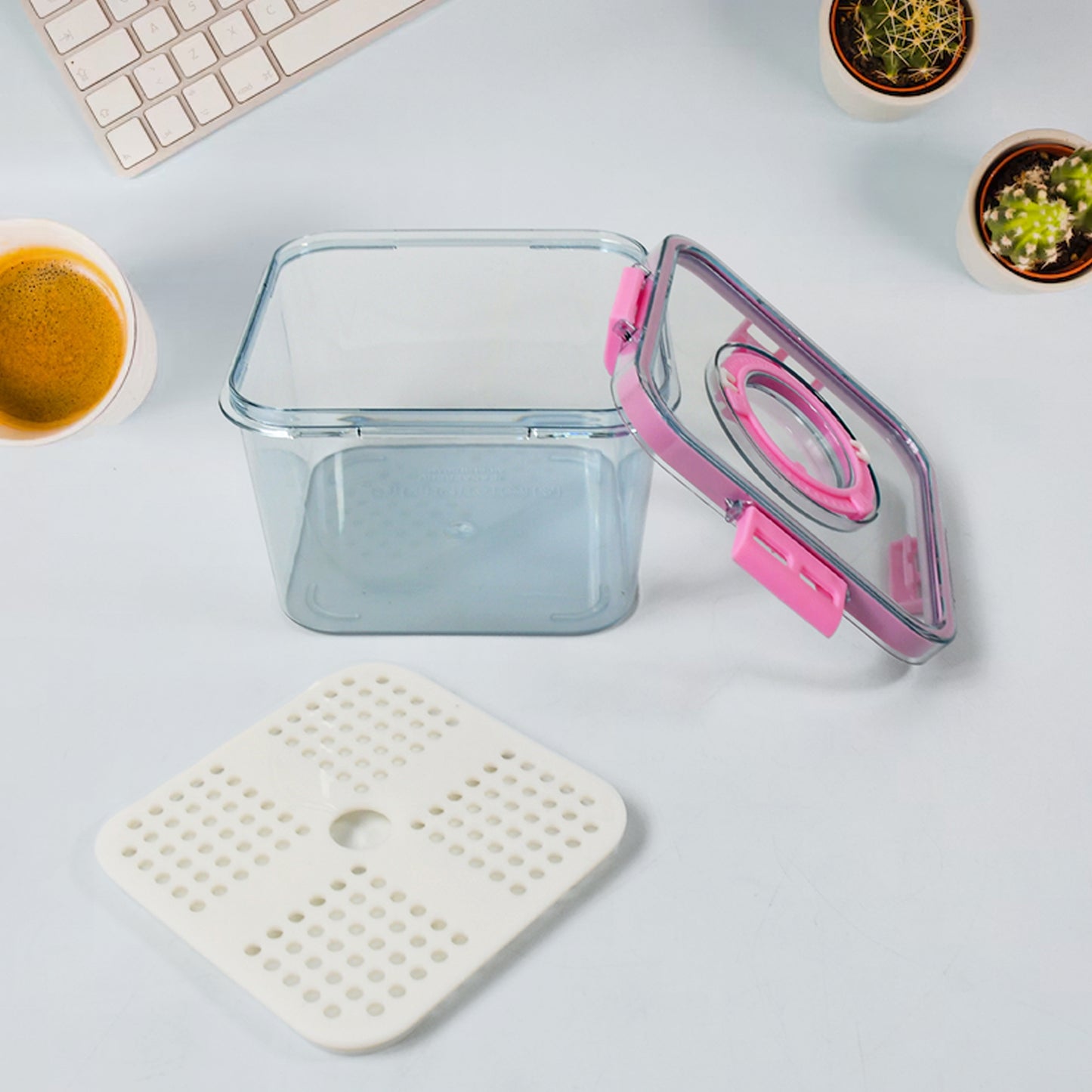 Wukusy 1400ml clear plastic food storage container with lid for refrigerator, ideal for fruits and leftovers, washable and durable.