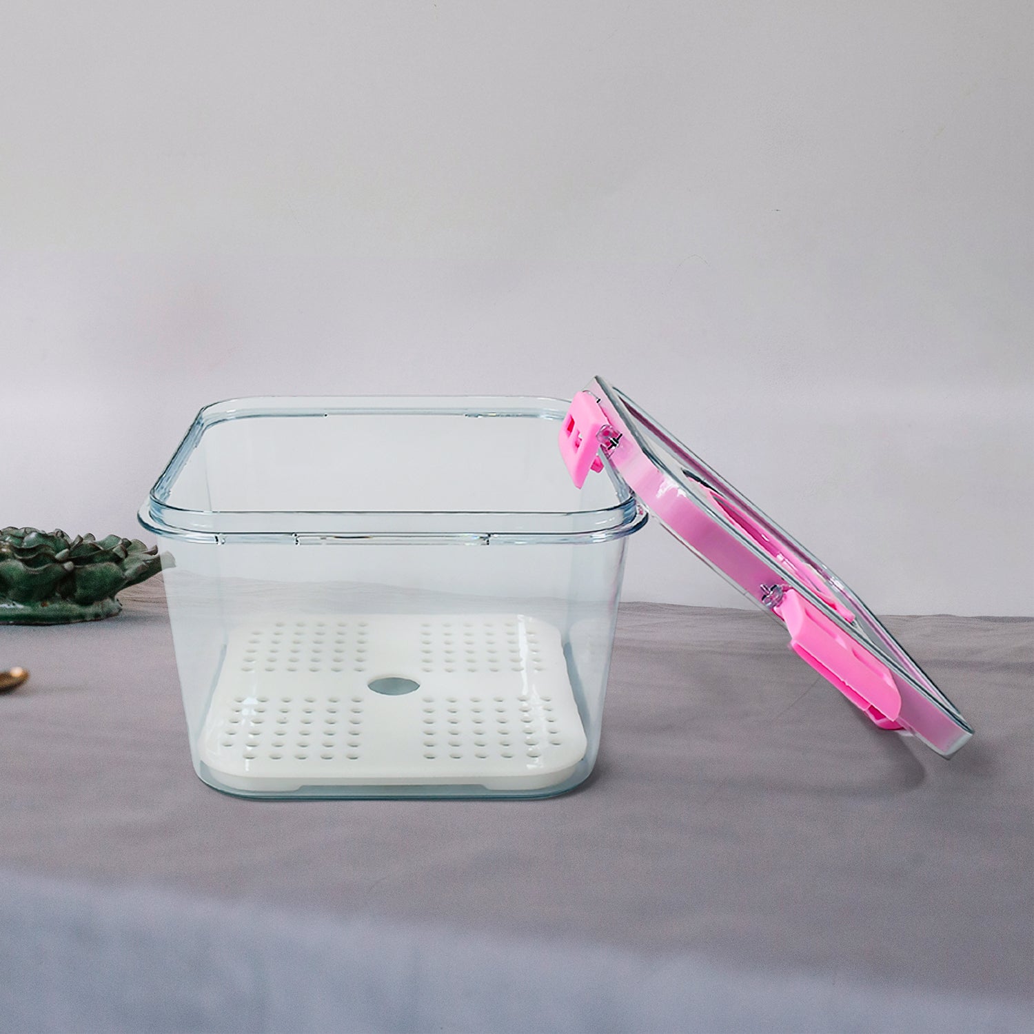 Clear Wukusy plastic food storage container with lid, 1400ml capacity, ideal for refrigerator organization and food preservation.