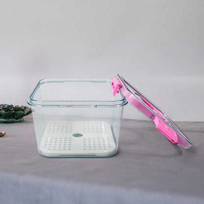 Clear Wukusy plastic food storage container with lid, 1400ml capacity, ideal for refrigerator organization and food preservation.
