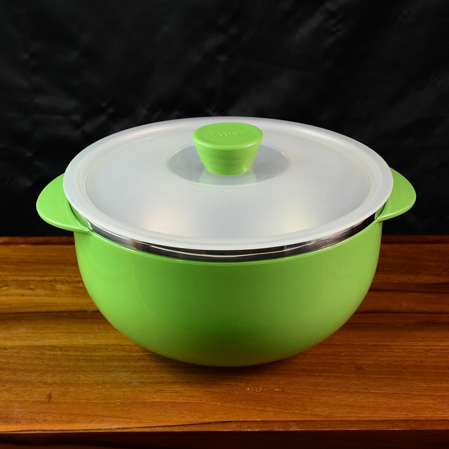 Wukusy Apex 2200ml microwave-safe plastic serving bowl with lid, ideal for kitchen and food storage, shown with lid on.
