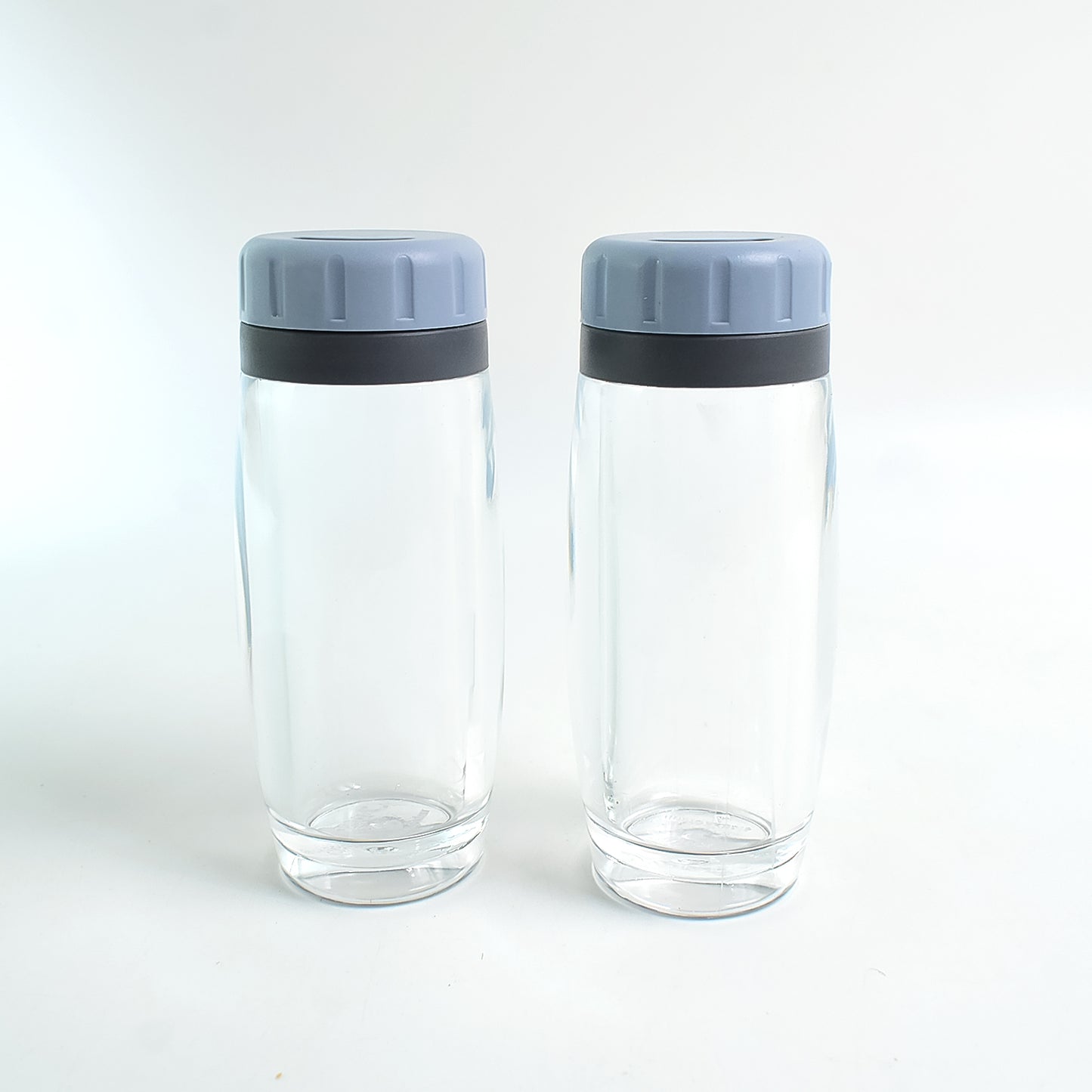 Wukusy Apex acrylic salt and pepper shaker set of 2 for home and kitchen, clear acrylic with black caps, modern design