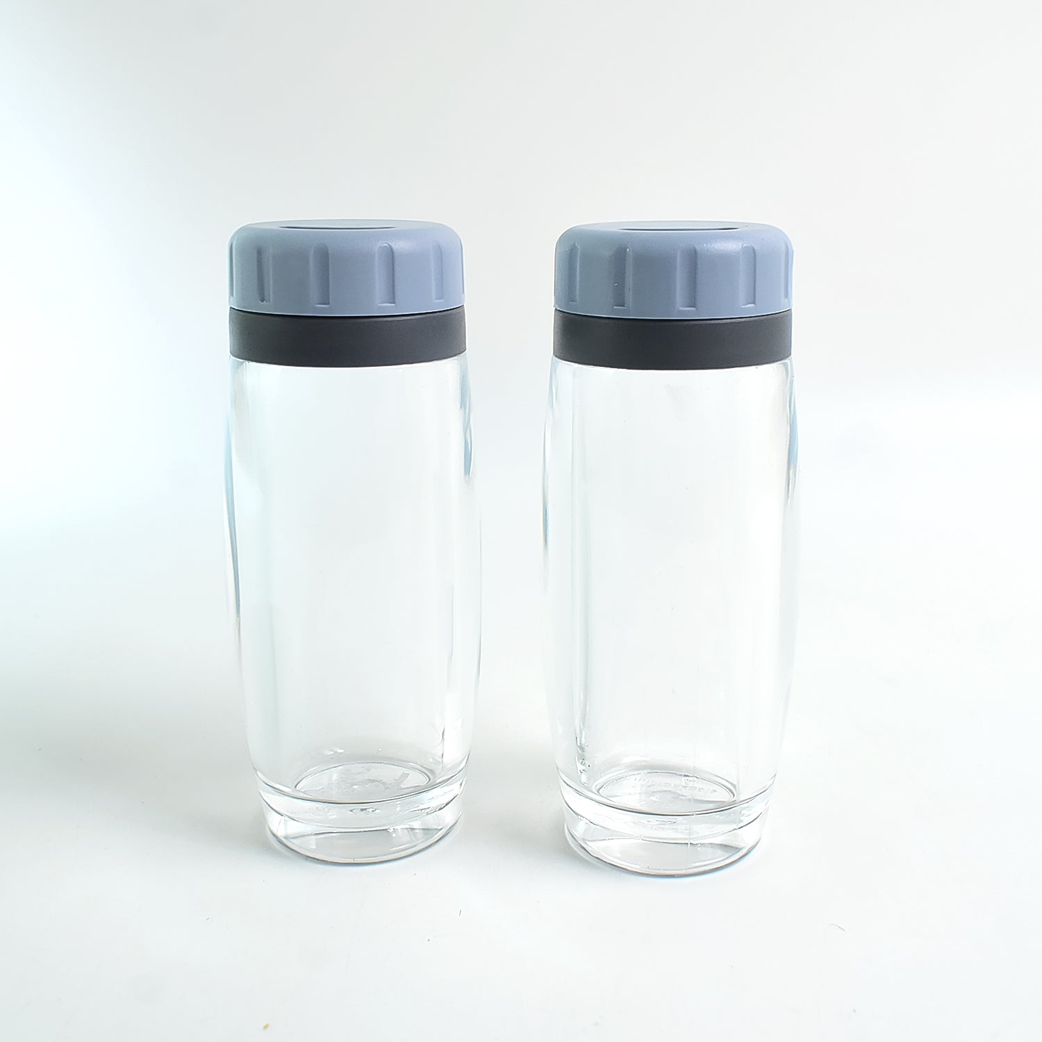 Wukusy Apex acrylic salt and pepper shaker set of 2 for home and kitchen, clear acrylic with black caps, modern design