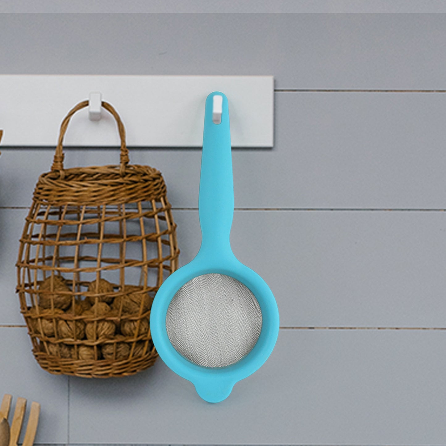Wukusy Apex Kadak mesh strainer with high-quality stainless steel wiremesh for kitchen use, shown with fine mesh and sturdy handle.