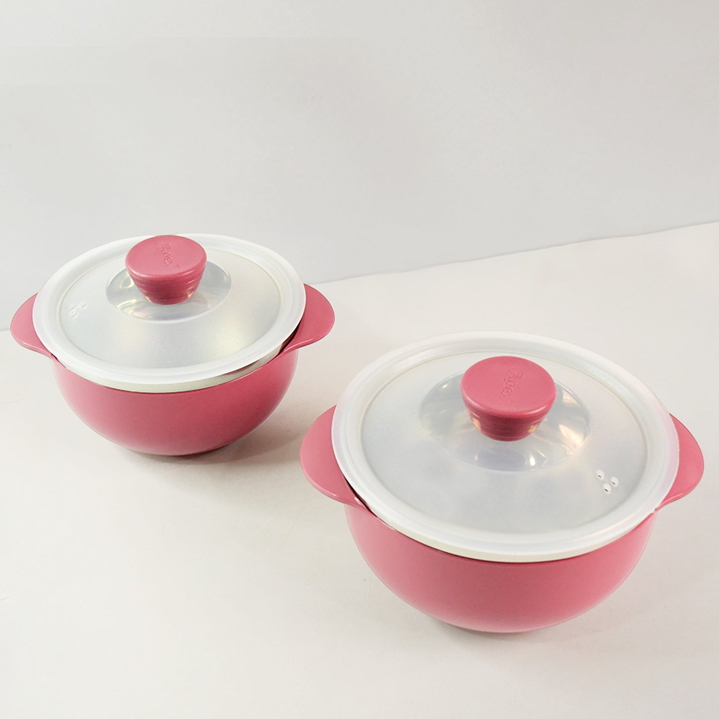 Wukusy Apex Premium plastic serving bowl set with lids, 2-piece, clear durable bowls for kitchen and dining use.