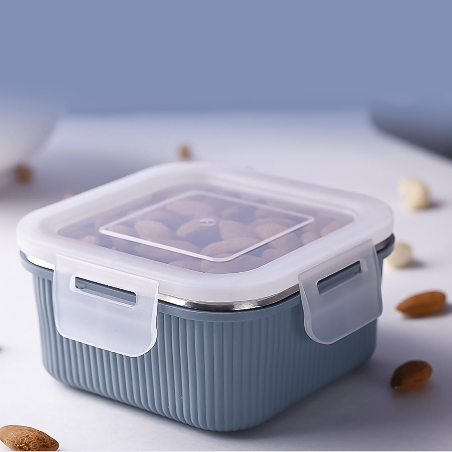 Wukusy Apex Victor square food storage container, 400 ml, made of clear plastic for kitchen organization and food preservation.