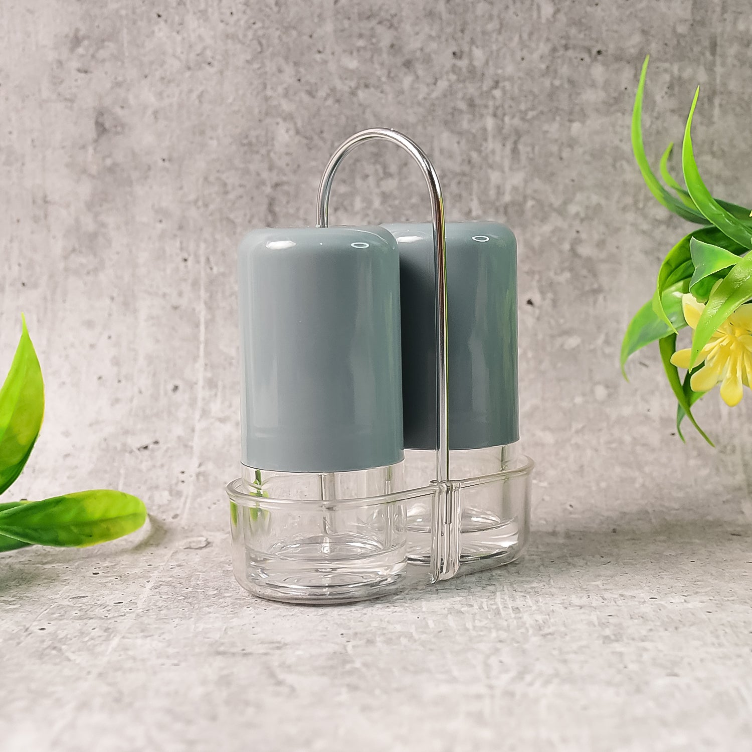 Wukusy Apex Victory salt and pepper dispenser set, 2 acrylic shakers with clear containers for kitchen seasoning storage.