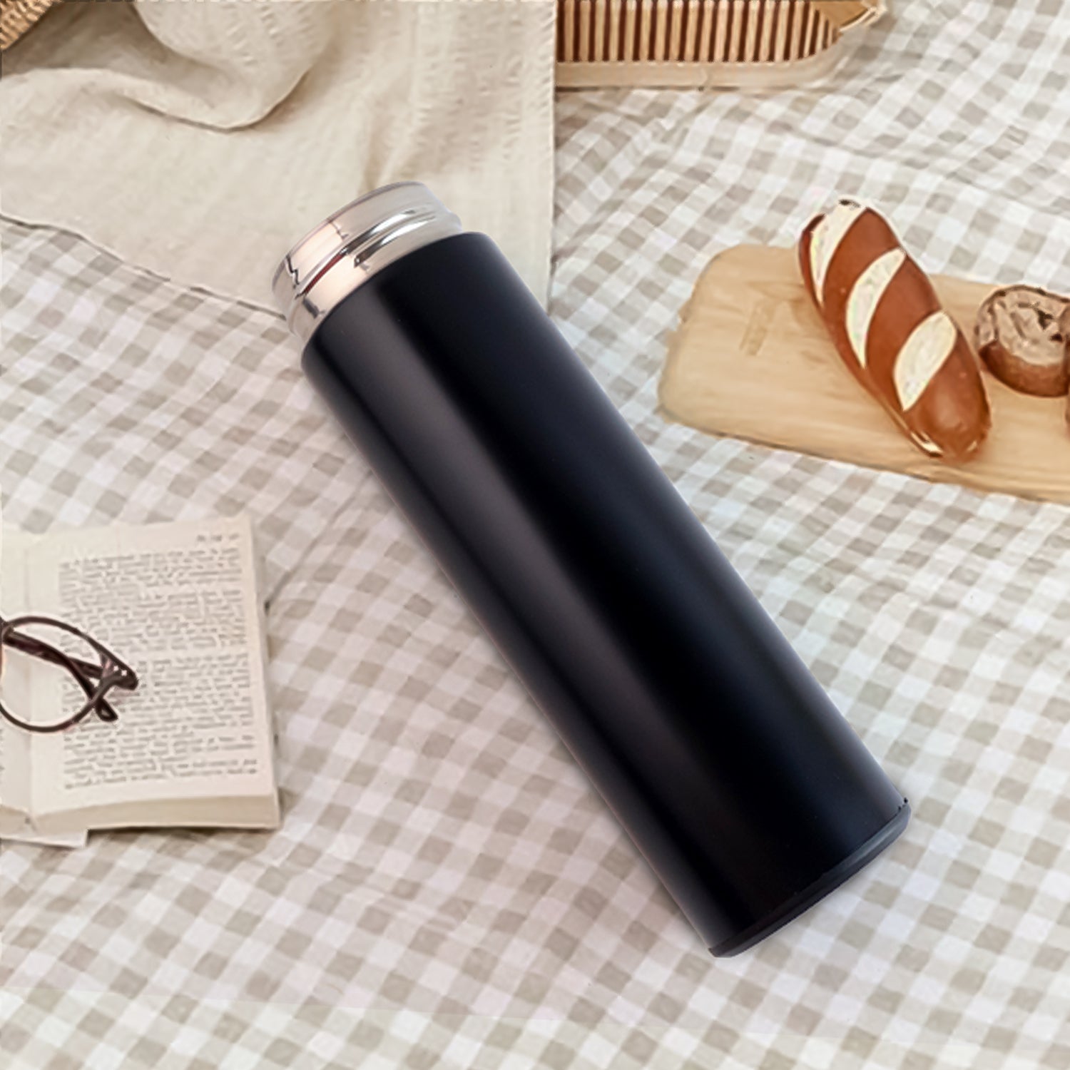 Black vacuum insulated water bottle by Wukusy, 500ml, stainless steel, sleek design, perfect for keeping drinks hot or cold.