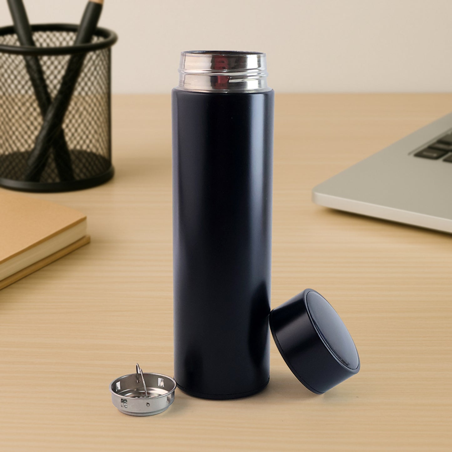 Black vacuum insulated water bottle from Wukusy, 500ml capacity, perfect for keeping beverages hot or cold.