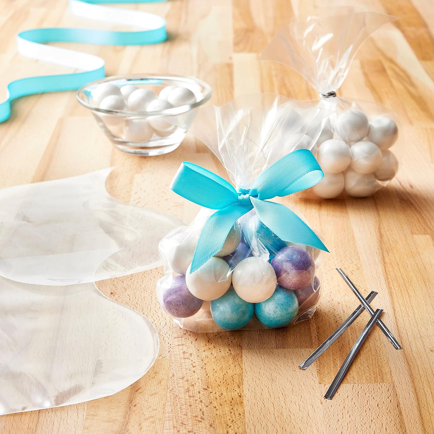 Set of 25 clear cookie bags from Wukusy, flat treat and gift bags ideal for packaging baked goods or gifts.