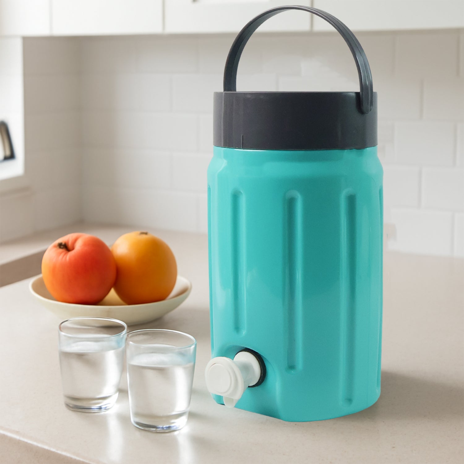 Wukusy crystal water jug, 2-liter capacity, made of clear glass, with a sleek handle for home and kitchen use