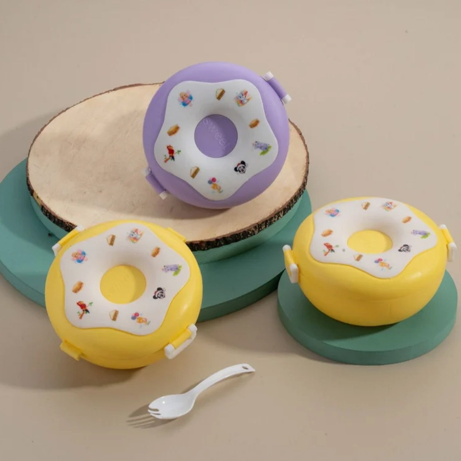 Wukusy donut-shaped double insulated lunch box with three compartments in mixed colors, ideal for home and kitchen use.