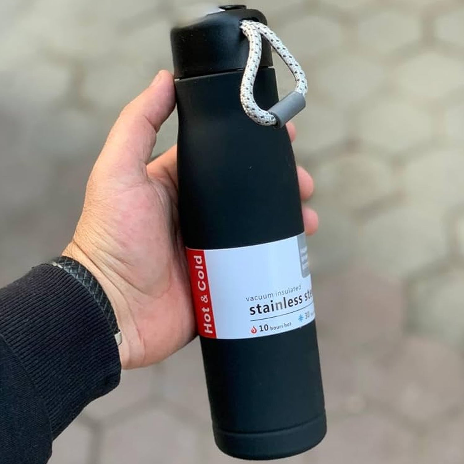 Wukusy double wall vacuum insulated water bottle in 550ml, stainless steel, with a sleek design and leak-proof lid for hot and cold drinks.