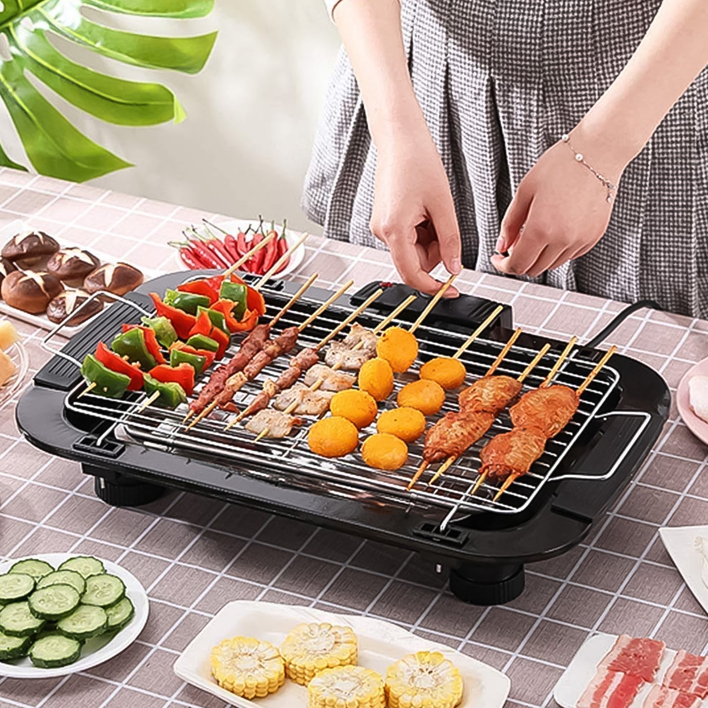 Wukusy electric barbecue grill with 2000W heating element, indoor home kitchen appliance, black and stainless steel finish