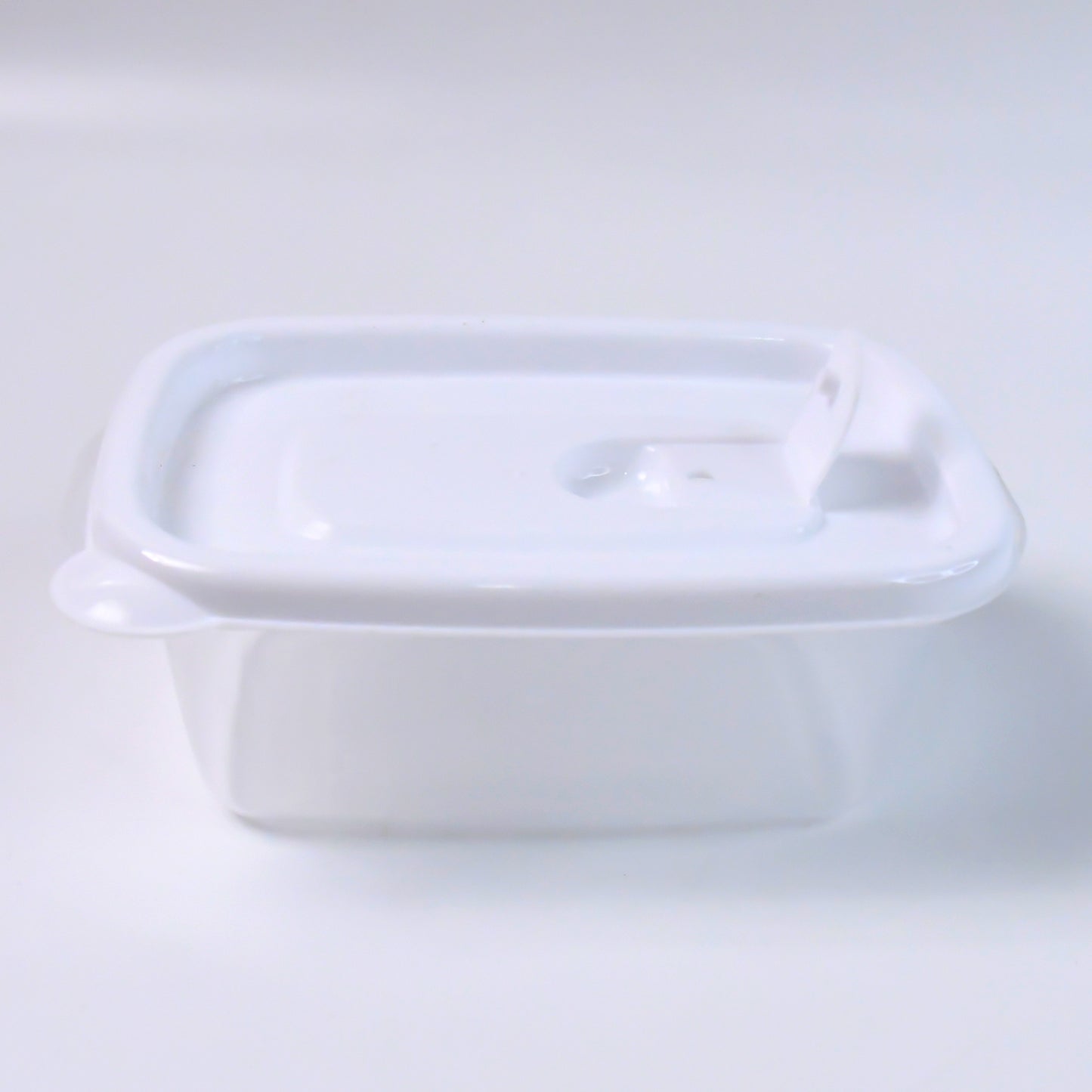 Set of four Wukusy food storage containers, microwave-safe, 400ml capacity, ideal for home kitchen organization and food preservation.