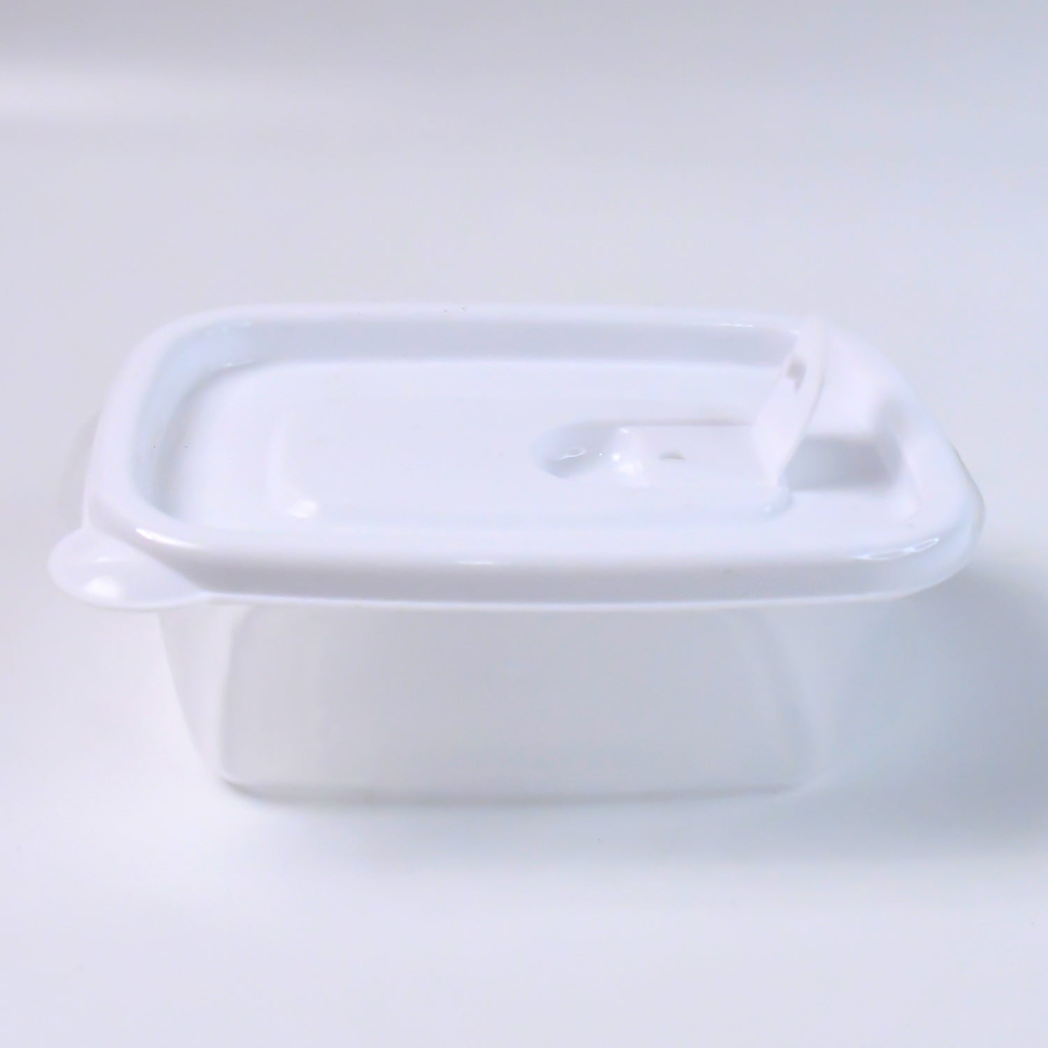 Set of four Wukusy food storage containers, microwave-safe, 400ml capacity, ideal for home kitchen organization and food preservation.