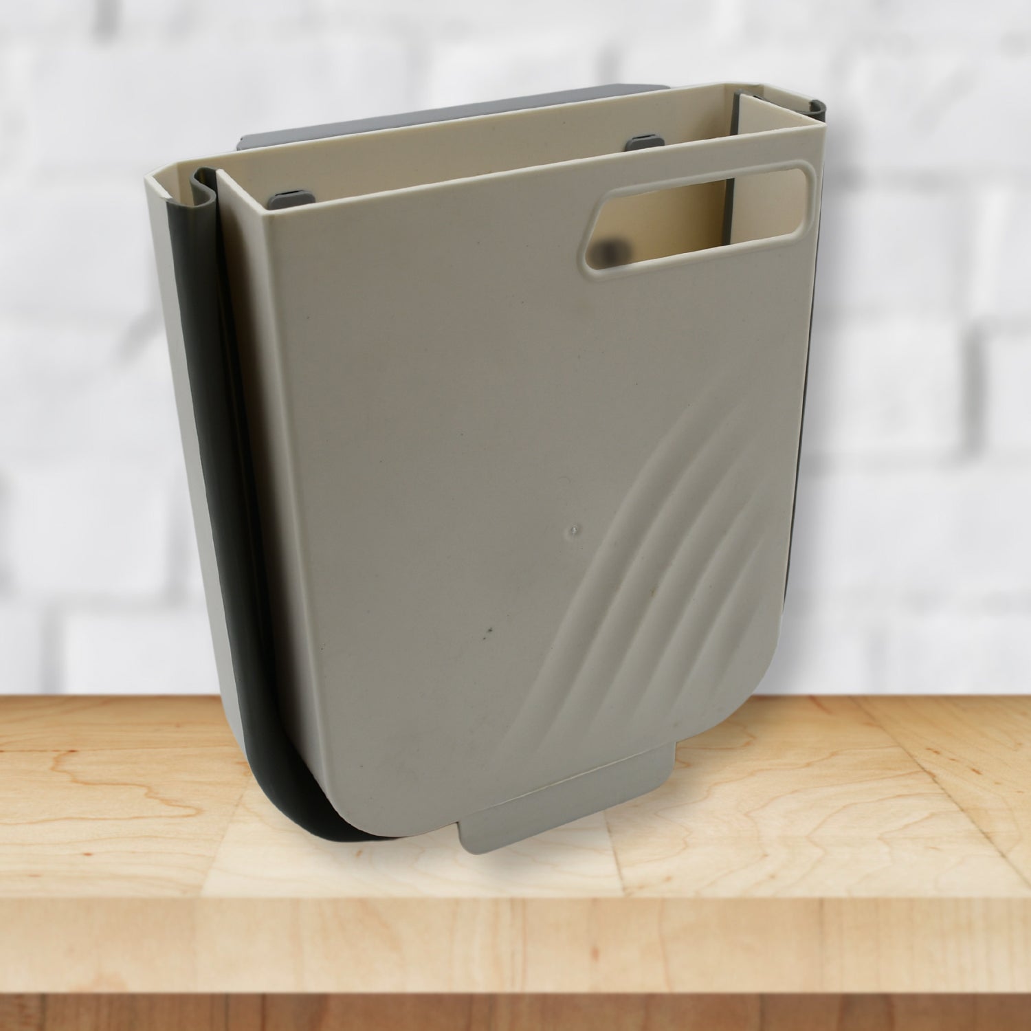 Wukusy small collapsible hanging trash can for kitchen cabinet door, suitable for bathroom, bedroom, office, or car use.