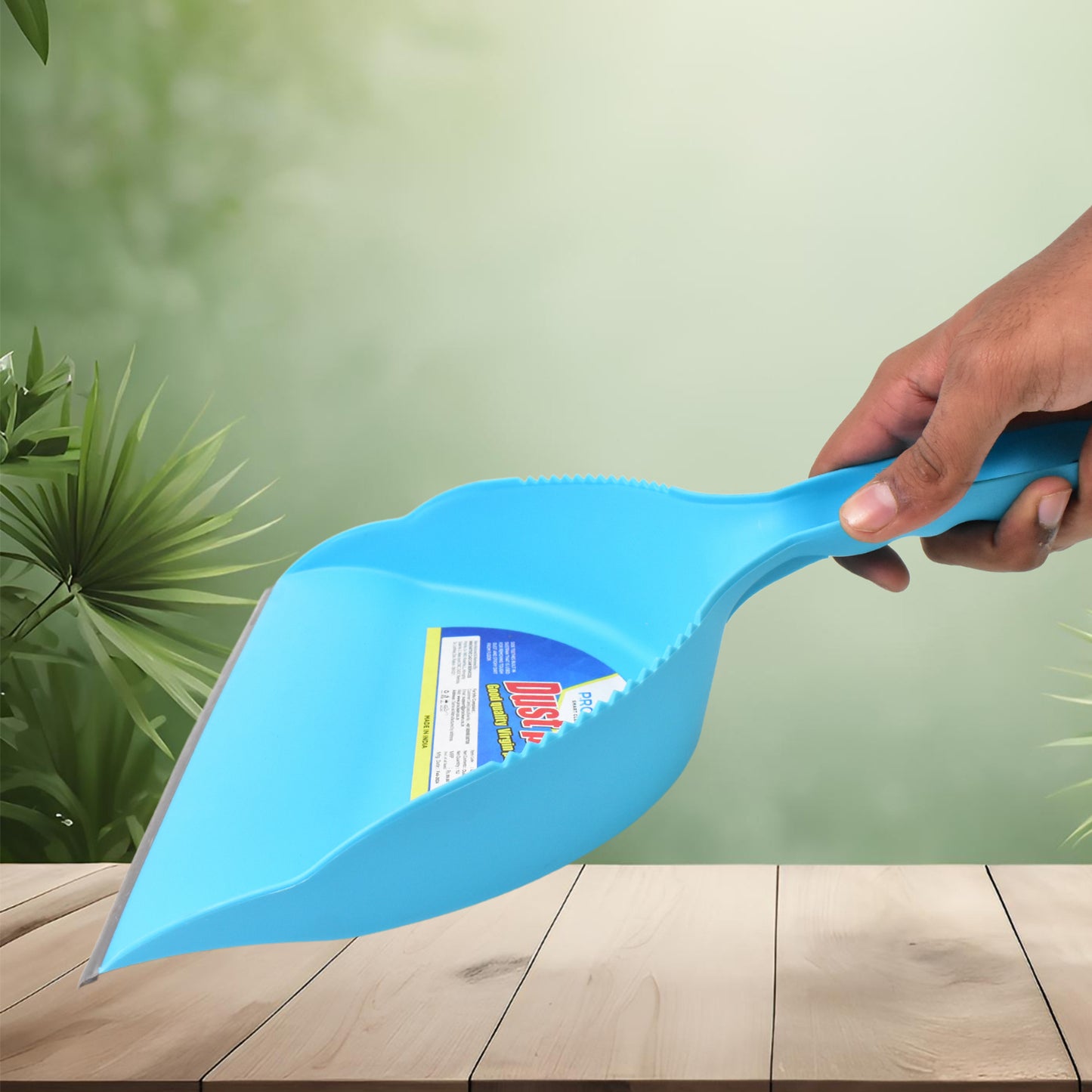Heavy plastic dustpan with handle from Wukusy, ideal for home and kitchen cleaning, durable and easy to use.