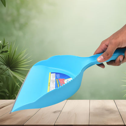Heavy plastic dustpan with handle from Wukusy, ideal for home and kitchen cleaning, durable and easy to use.